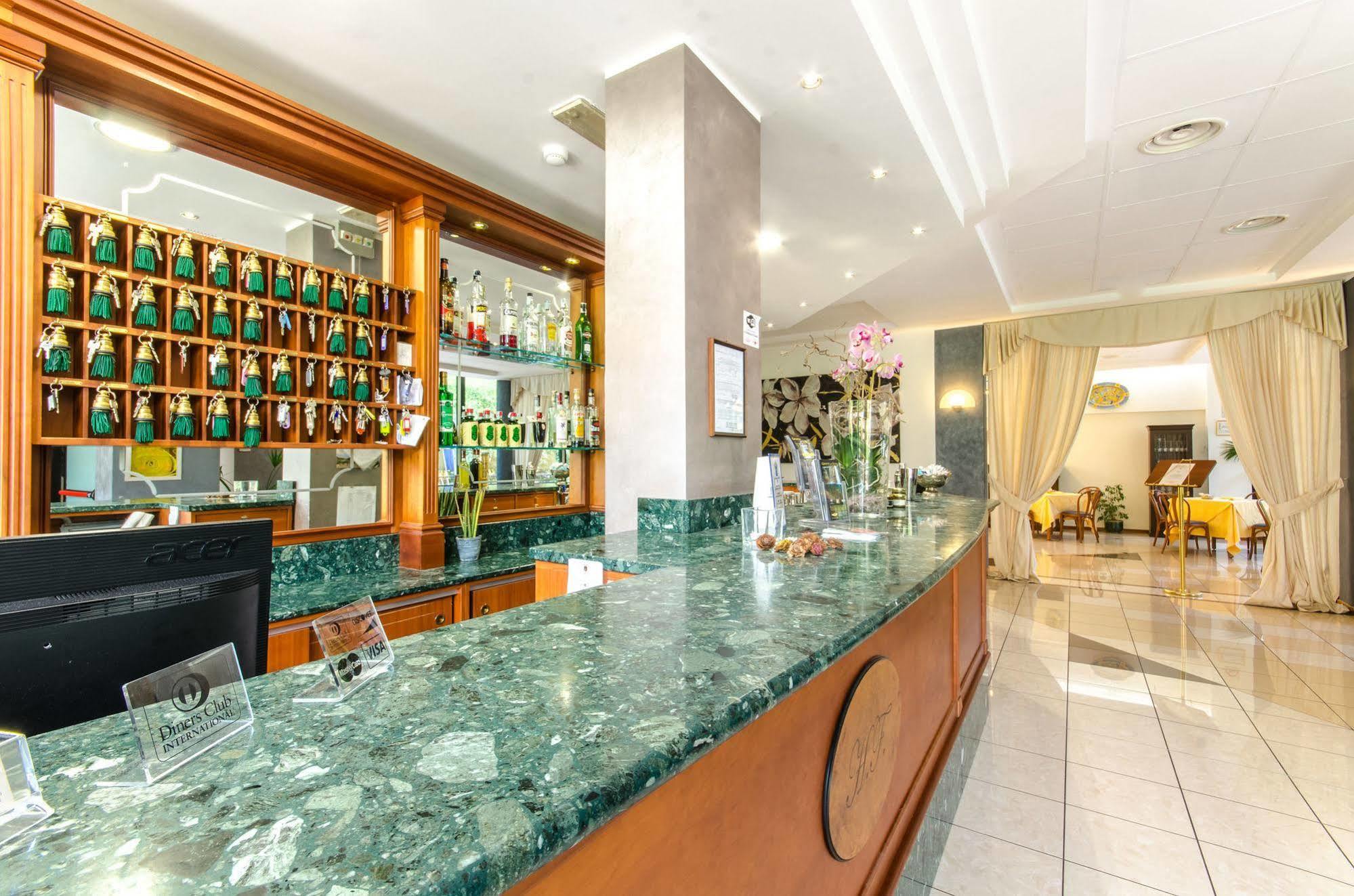 Hotel Federico II L'Aquila Bagian luar foto